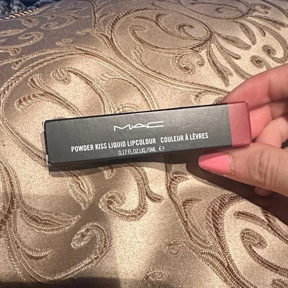 MAC Cosmetics powder kiss